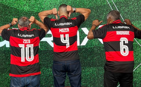 Os ídolos do Flamengo, Zico, Mozer e Andrade (da esquerda para a direita), durante a gravação dos “Filhos do Manto” (Crédito: Divulgação)