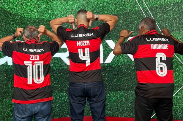 Os ídolos do Flamengo, Zico, Mozer e Andrade (da esquerda para a direita), durante a gravação dos “Filhos do Manto” (Crédito: Divulgação)