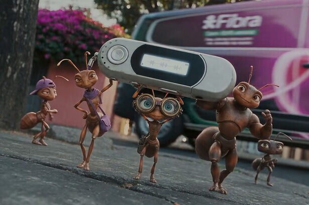 Filme criado pela Africa Creative para o Vivo Recicle apresenta grupo de formigas que leva um MP3 player antigo a uma loja da companhia para descarte correto (Créditos: Reprodução/YouTube)