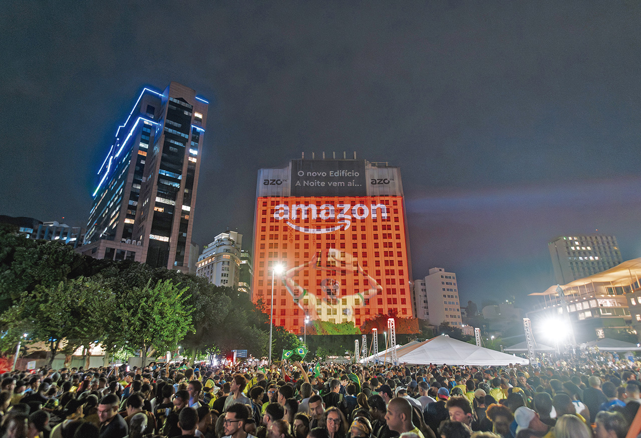 Em ação para a Amazon durante a convocação da Se leção Brasileira para a Copa, a imagem dos jogadores seleciona dos foi projetada, em tempo real, em um edifício no Rio de Janeiro