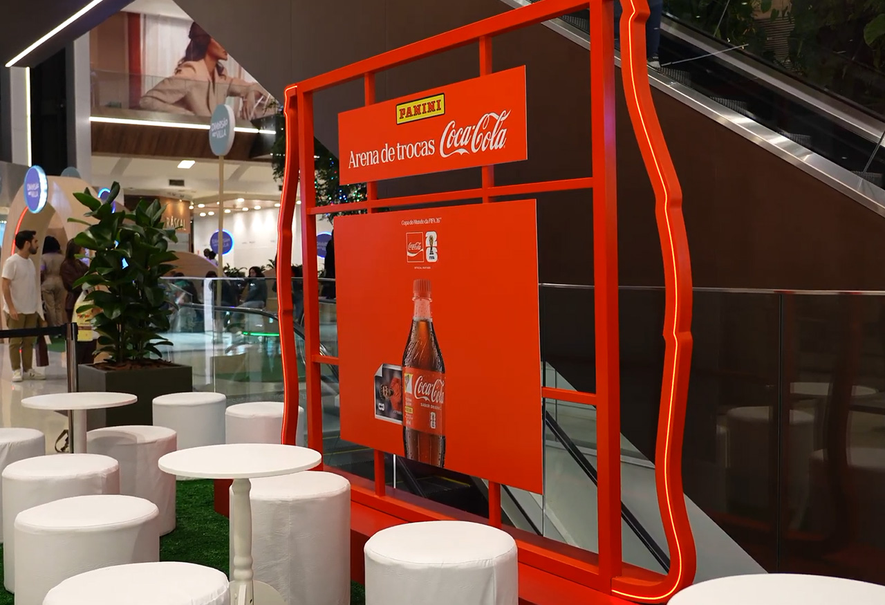 A ação para a Coca-Cola incluiu a criação de espaços temáticos em shoppings, nos quais os participantes podiam fazer figurinhas personalizadas e desbloquear pacotes digitais