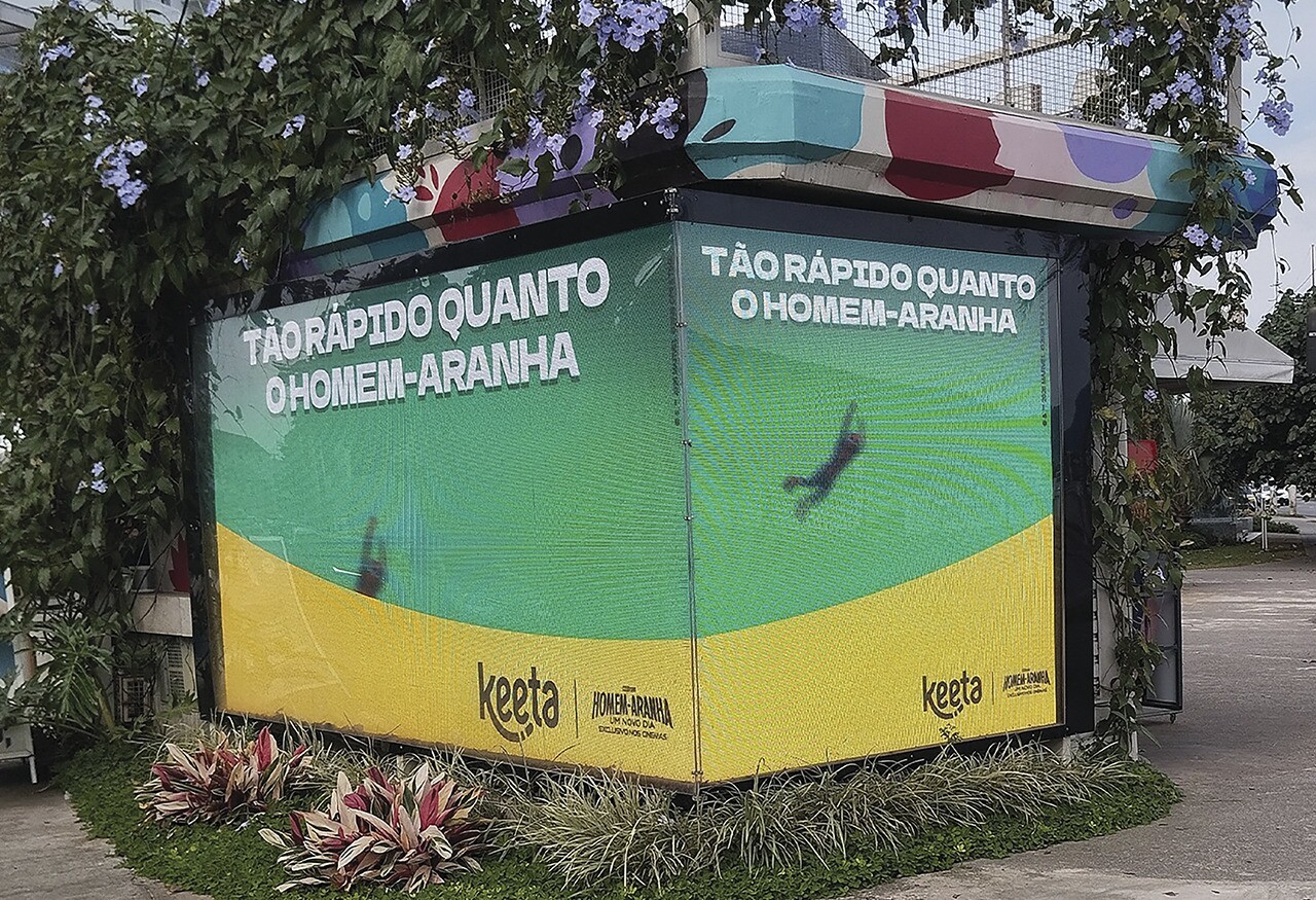 Campanha da Keeta que levou o universo do Homem-Aranha para as ruas em diferentes formatos