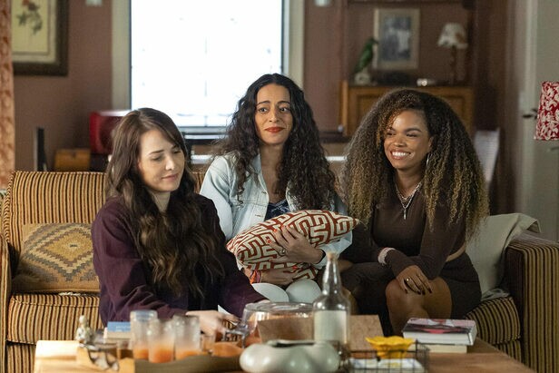 Letícia Colin, Jeniffer Nascimento e Pri Helena estrelam inserção de Rexona em "Quem ama Cuida" (Crédito: Globo/ Manoella Mello)