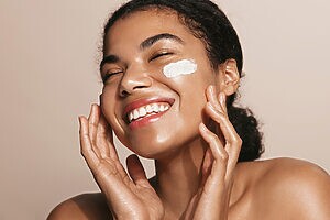 Pesquisa mostra como brasileiros escolhem produtos de beleza e cuidados pessoais (Crédito: Adobestock)