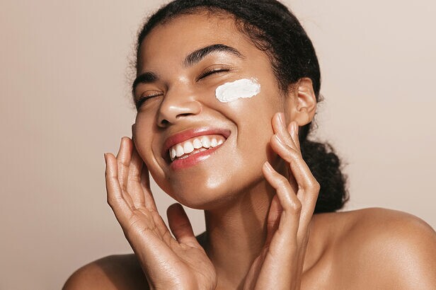 Pesquisa mostra como brasileiros escolhem produtos de beleza e cuidados pessoais (Crédito: Adobestock)